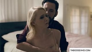 Бородатый парень ебет стройную блондинку на глазах у ее зрелого мужа