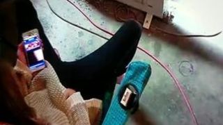 Тёлка смотрит порнуху и мастурбирует через штаны на кресле