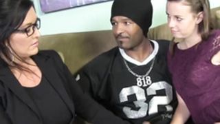 Межрасовый тройник очкастой мамаши с приёмной дочерью и её парнем